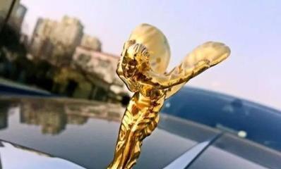 你只知?jiǎng)谒谷R斯的小金人價(jià)值24萬(wàn), 卻不了解這個(gè)比它貴兩倍!