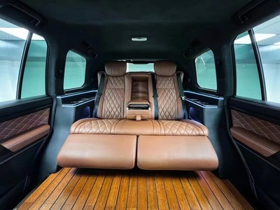 深圳工廠 陸巡/霸道普拉多改裝新潮流，電動沙發(fā)床與地板升級引領個性化車飾風尚